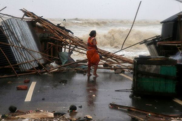 Bão lớn đổ bộ Ấn Độ, hàng vạn ngôi nhà bị tàn phá